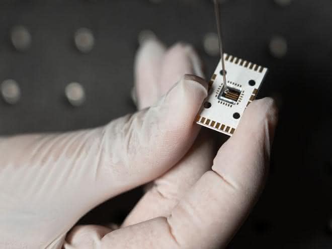 Reaktionen in Flüssigkeiten überwachen: Infrarot-Spektroskopie auf einem Chip Sensorchip auf einer Aluminium-Leiterplatte