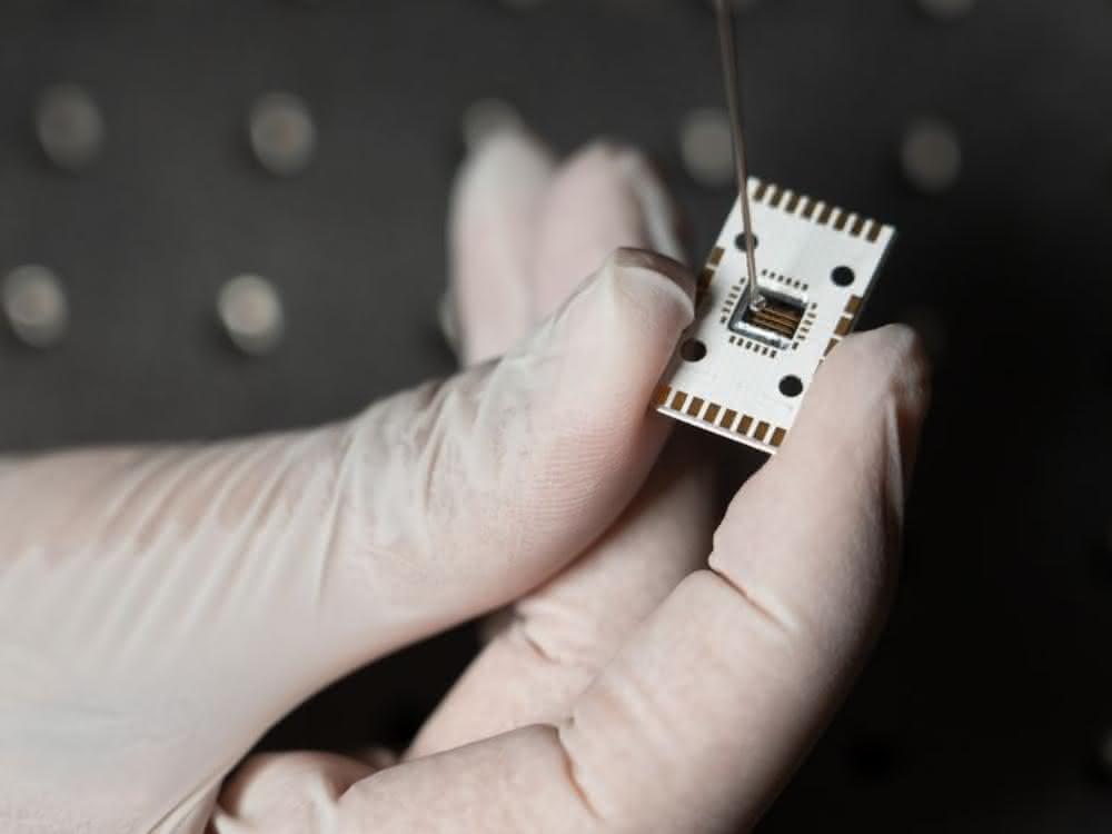 Reaktionen in Flüssigkeiten überwachen: Infrarot-Spektroskopie auf einem Chip Sensorchip auf einer Aluminium-Leiterplatte