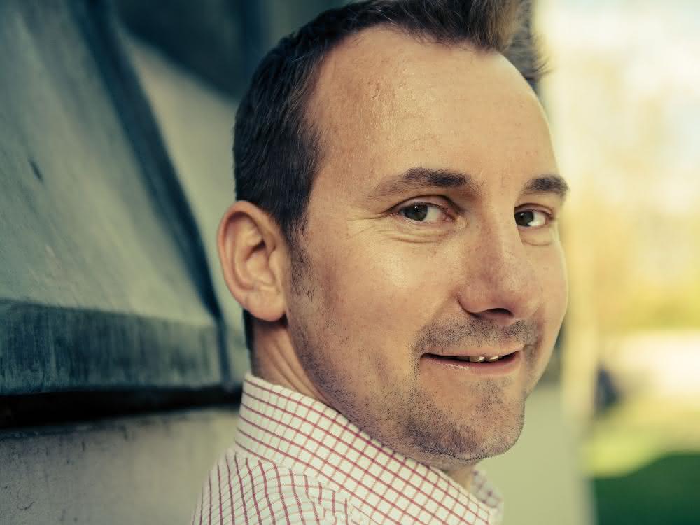 Digitalisierung im Auftragslabor managen: LIMS als zentraler Baustein Dr. Dirk Freitag-Stechl