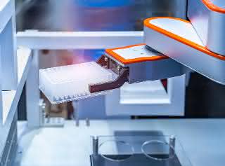 Potenziale von Automation und Digitalisierung ausschöpfen: Zukunftsperspektiven für die Biotechnologie-Forschung Laborroboter stellt Plate bereit