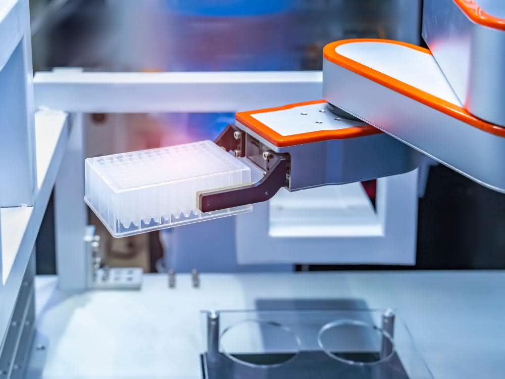 Potenziale von Automation und Digitalisierung ausschöpfen: Zukunftsperspektiven für die Biotechnologie-Forschung Laborroboter stellt Plate bereit