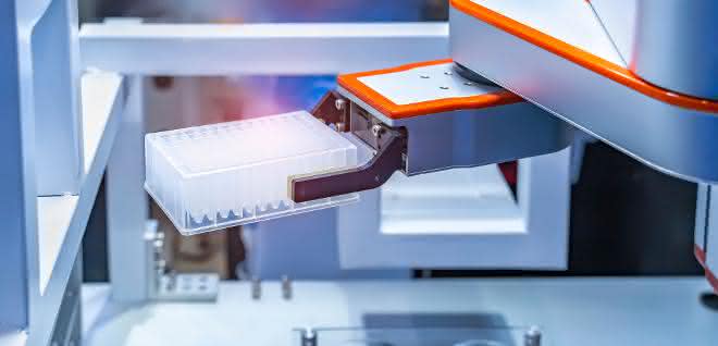 Laborroboter stellt Plate bereit