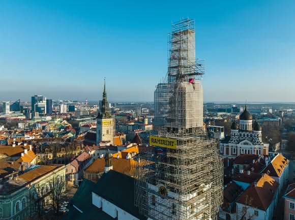 GEDA im Einsatz: Sicheres Arbeiten über den Dächern Tallinns