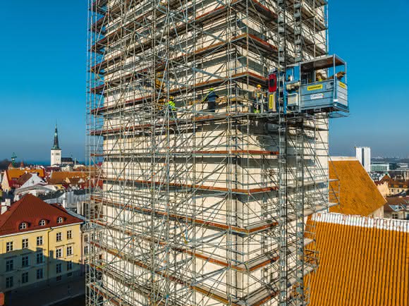 GEDA im Einsatz: Sicheres Arbeiten über den Dächern Tallinns