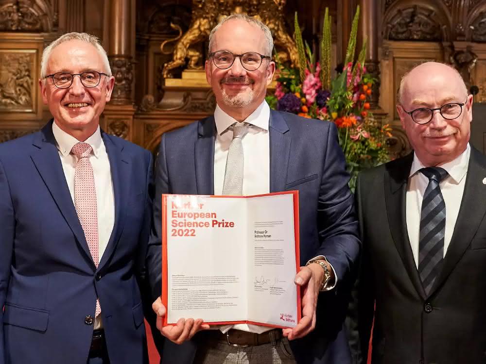 Körberpreisträger Anthony Hyman mit Lothar Dittmer und Martin Stratmann