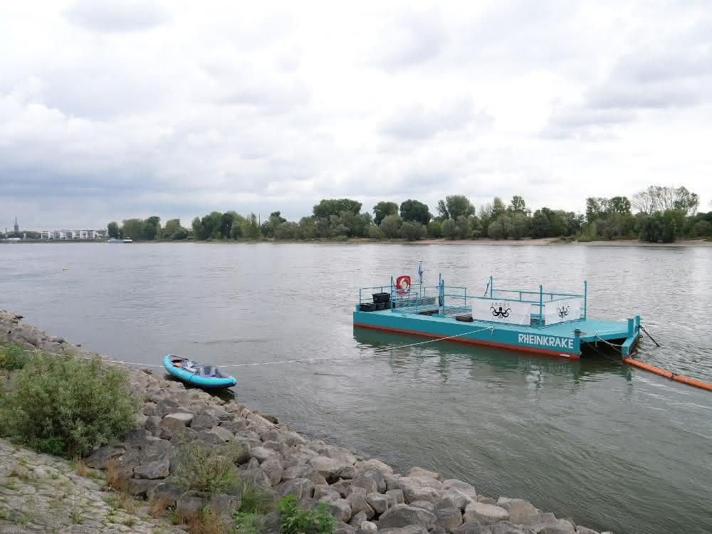 Floating garbage trap cleans up the Rhine