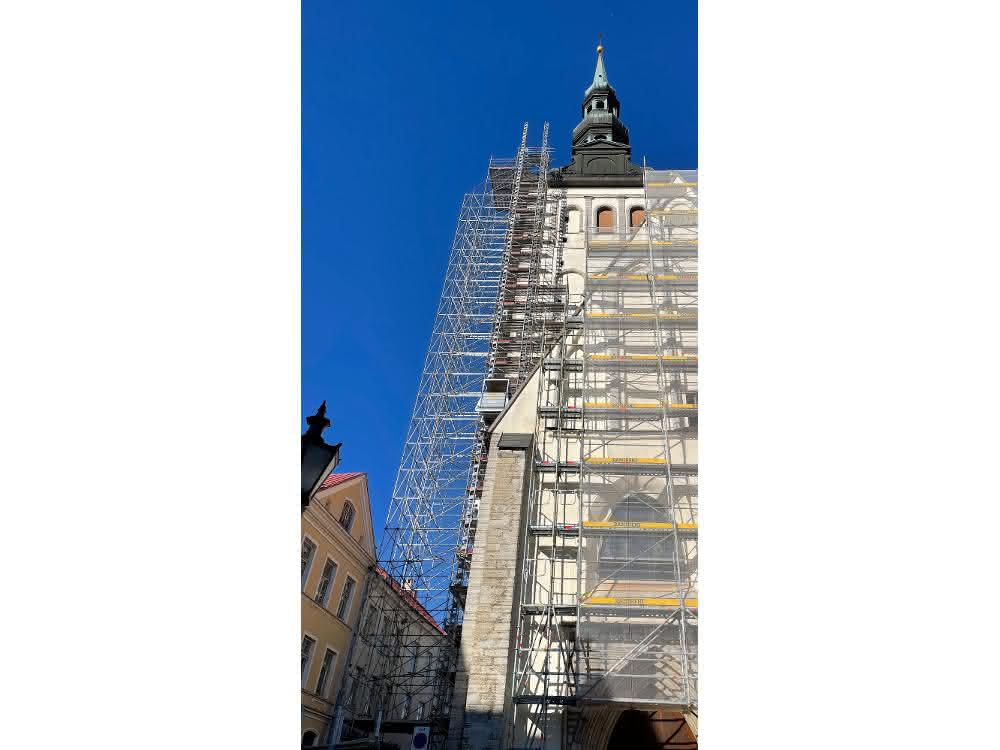 Sicheres Arbeiten über den Dächern Tallinns