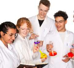 Studierende der Universität Köln Studierende im Labor