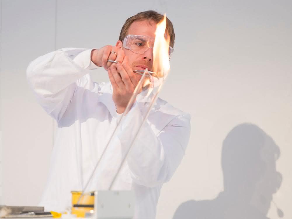 Arbeitsschutz-Fachmesse: Vorträge zu Gefahrstofflagerung und Umgang mit Lithium-Ionen-Akkus Mann mit Schutzbrille beim Experimentalvortrag