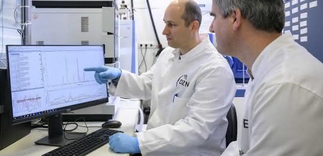 Alzheimer-Früherkennung durch Blutuntersuchung?: Protein „Beta-Synuclein“ als Alzheimer-Indikator im Blut PD Dr. Patrick Öckl mit einem Kollegen