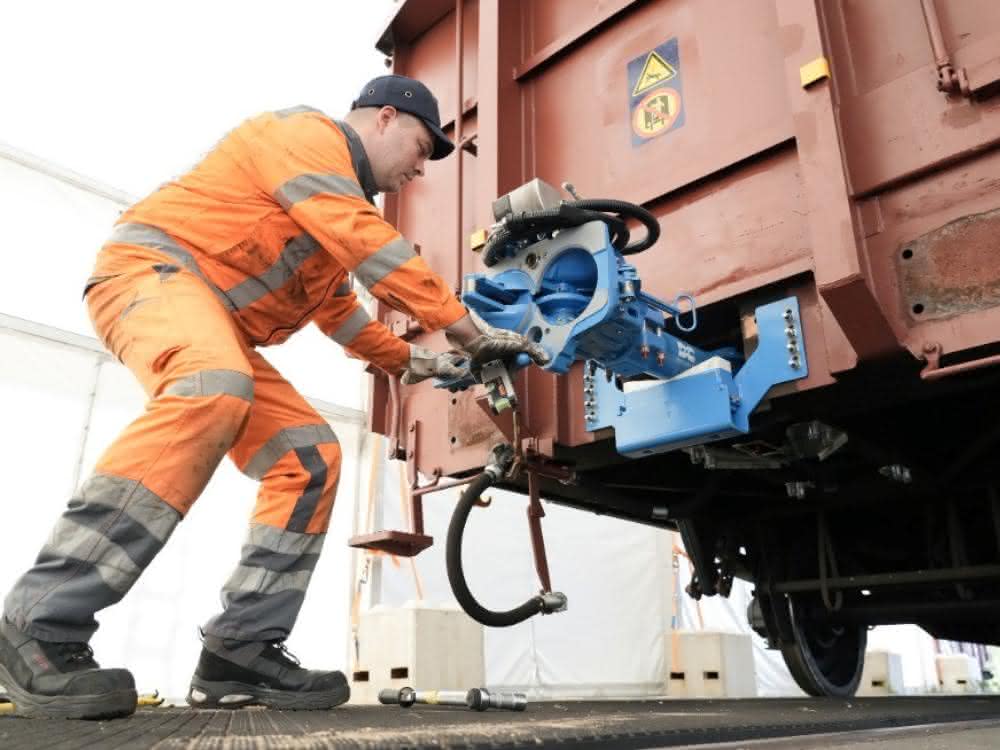 Digital automatic coupling for freight wagons "to go"