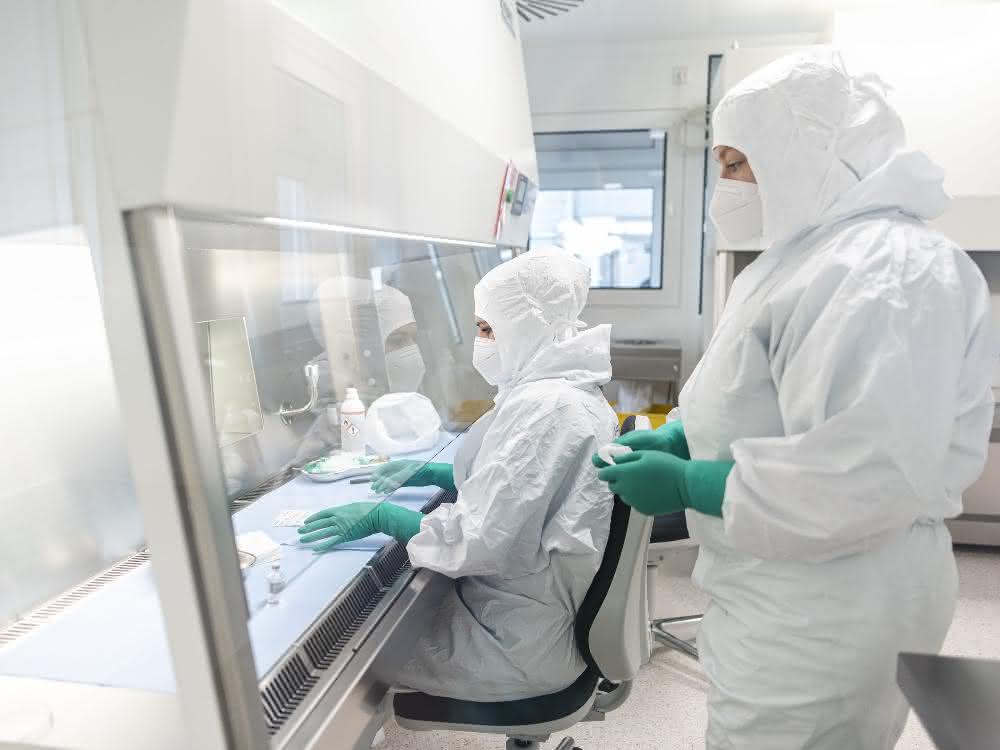 Prozedere im klinischen Reinraumlabor: Zytostatika-Zubereitungen steril und sicher herstellen Arbeiten in einem Reinraumlabor mit Sicherheitswerkbank