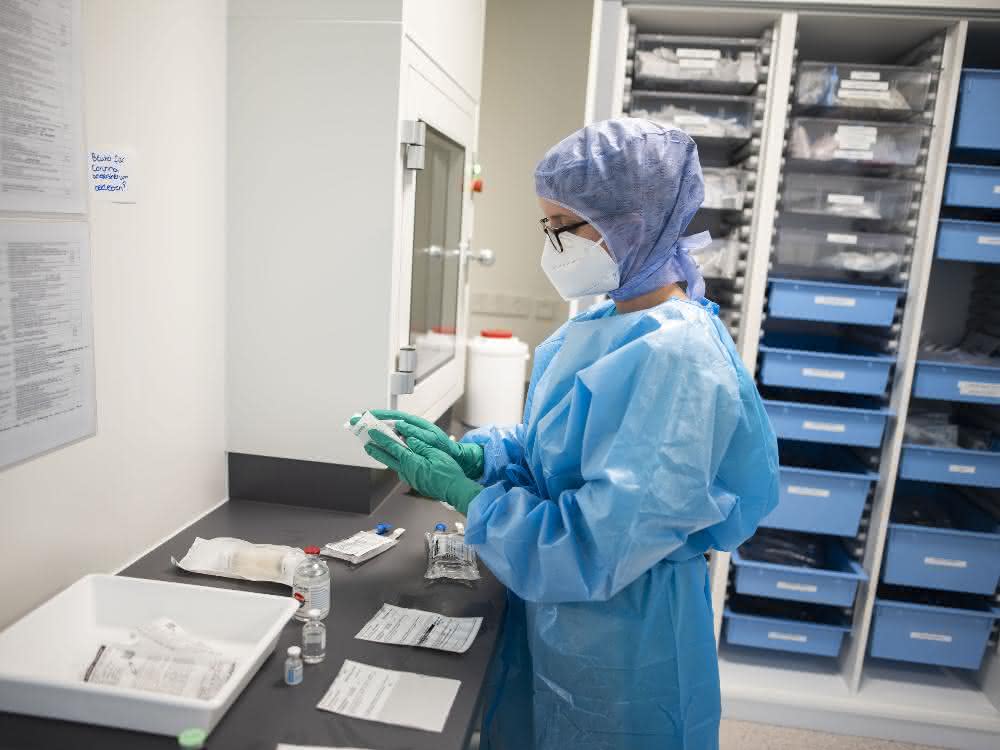 Prozedere im klinischen Reinraumlabor: Zytostatika-Zubereitungen steril und sicher herstellen Prozedere im klinischen Reinraumlabor: Zytostatika-Zubereitungen steril und sicher herstellen
