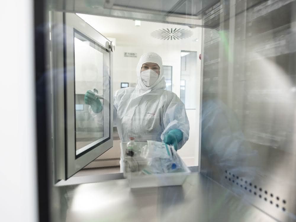 Prozedere im klinischen Reinraumlabor: Zytostatika-Zubereitungen steril und sicher herstellen Prozedere im klinischen Reinraumlabor: Zytostatika-Zubereitungen steril und sicher herstellen