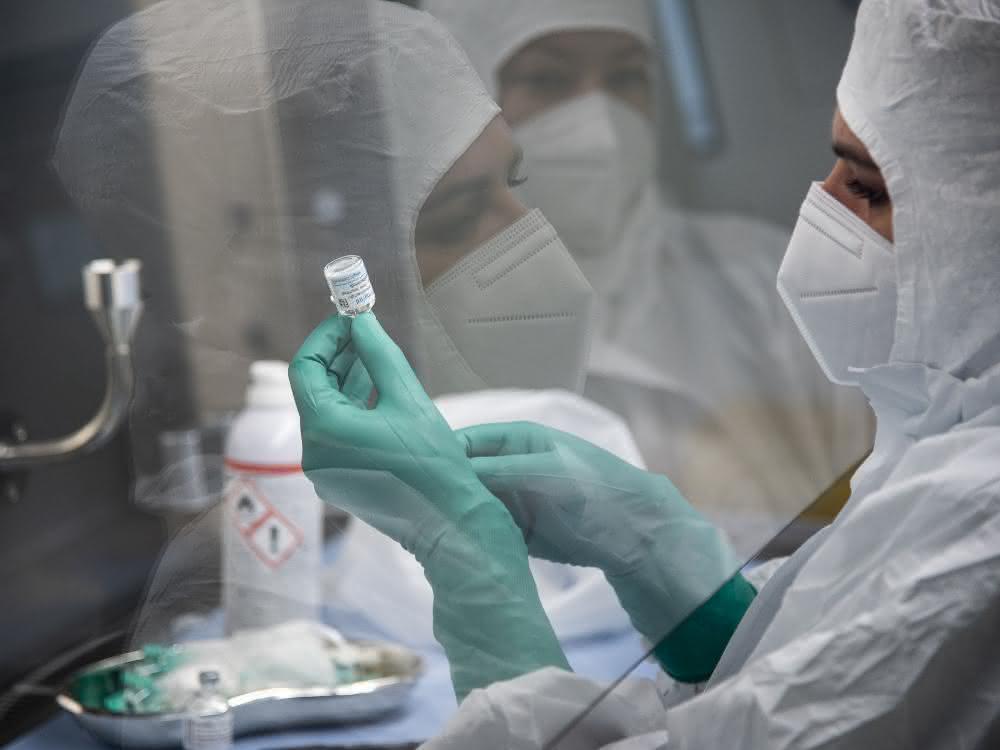 Prozedere im klinischen Reinraumlabor: Zytostatika-Zubereitungen steril und sicher herstellen Prozedere im klinischen Reinraumlabor: Zytostatika-Zubereitungen steril und sicher herstellen
