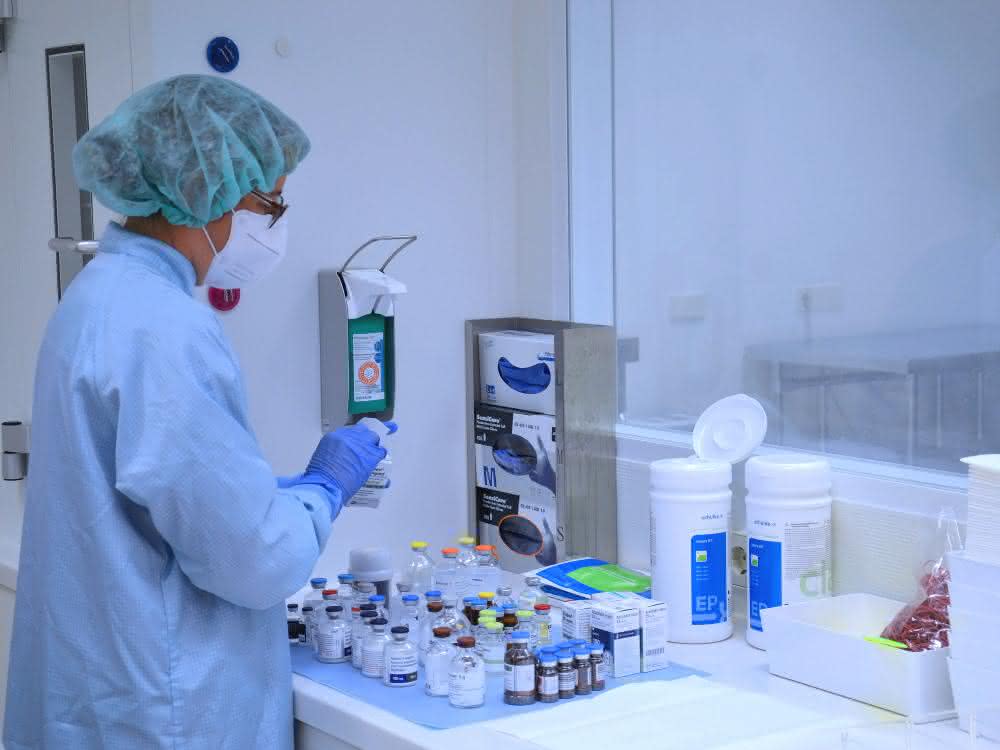 Reinraum im Krankenhaus: Applikationsfertige Zytostatika für die Onkologie Blick in einen Reinraum