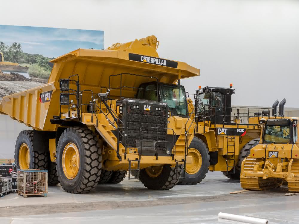 Knapp 50 Cat Baumaschinen in der Messehalle B6