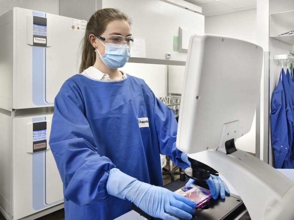 Mitarbeiterin des Fraunhofer ITMP bei Forschungsarbeiten