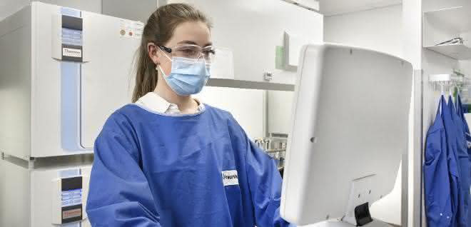 Mitarbeiterin des Fraunhofer ITMP bei Forschungsarbeiten