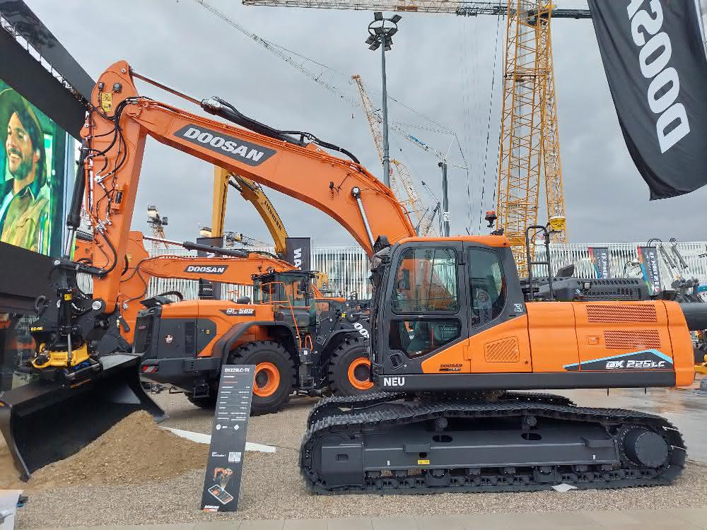Doosans Bagger DX225LC-7X bereit für engcons neues Tiltrotator-System