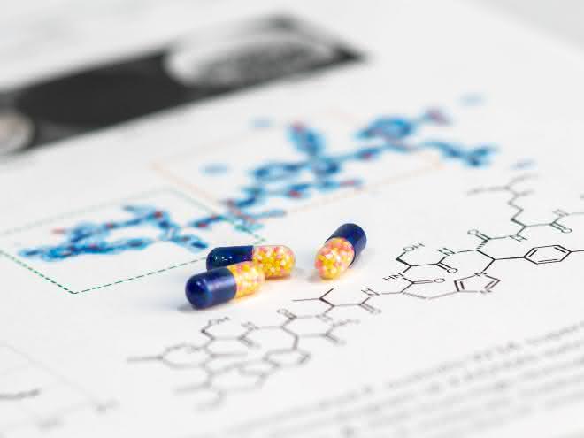 Wirkstoffsuche mit computerbasiertem Screening: Vielversprechendes Antibiotikum entdeckt Kapseln eines Arzneimittels liegen auf Forschungsunterlagen (Symbolbild)