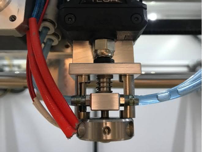 Shutter nozzle for 3D printers