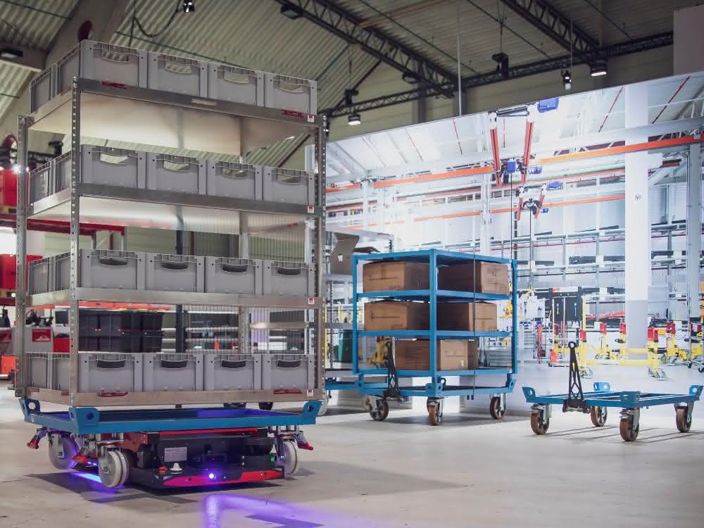 Autonomous transport robot: Working independently in the warehouse Autonomous transport robot: Working independently in the warehouse