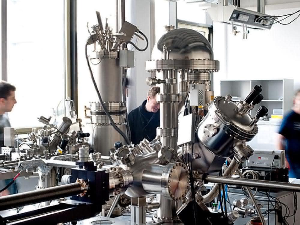 Rasterkraftmikroskopie und Elektrochemie: Katalytische Aktivität von Kupferatomen untersuchen Ultrahochvakuum-System am Center for Nanotechnology (CeNTech)