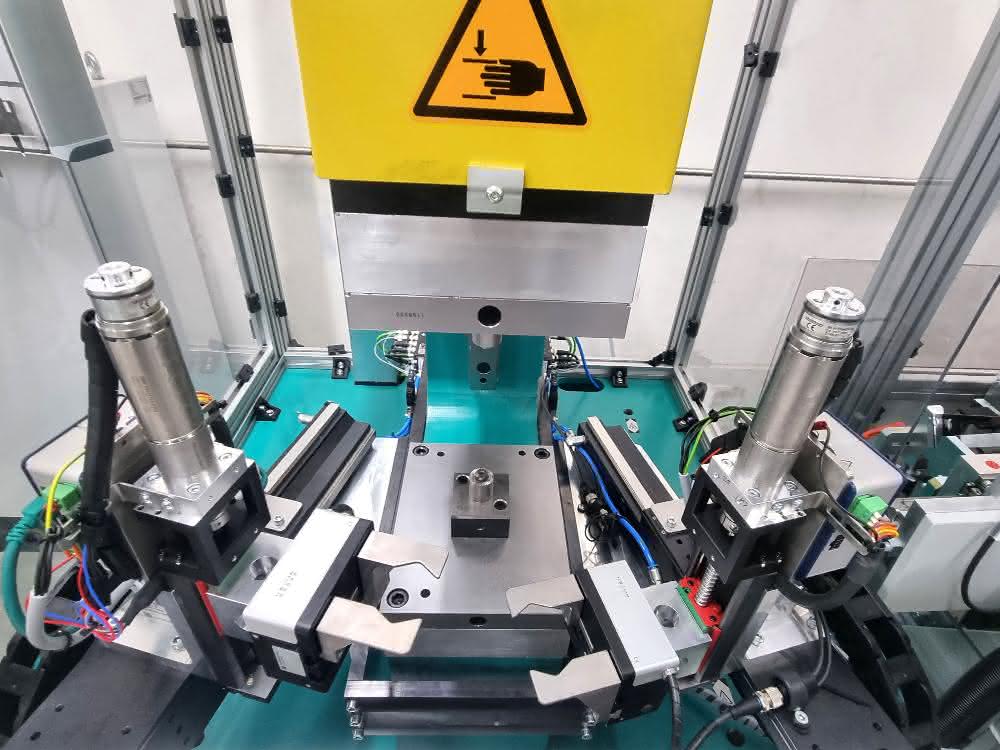 Servo press