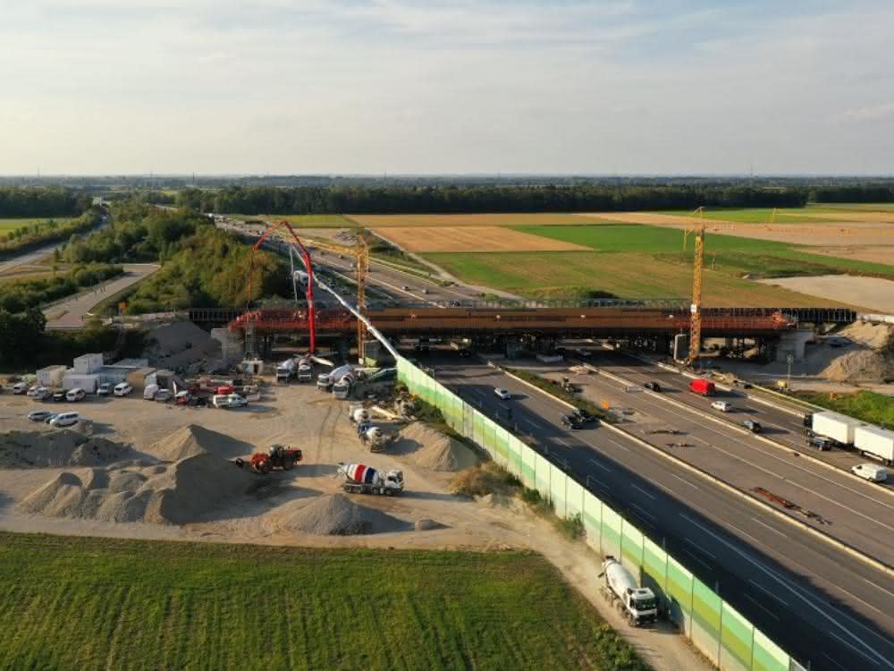 Brücke über die A 99: 1500 Kubikmeter Beton für Nachtbetonage