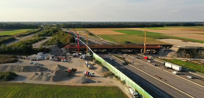 Brücke über die A 99: 1500 Kubikmeter Beton für Nachtbetonage