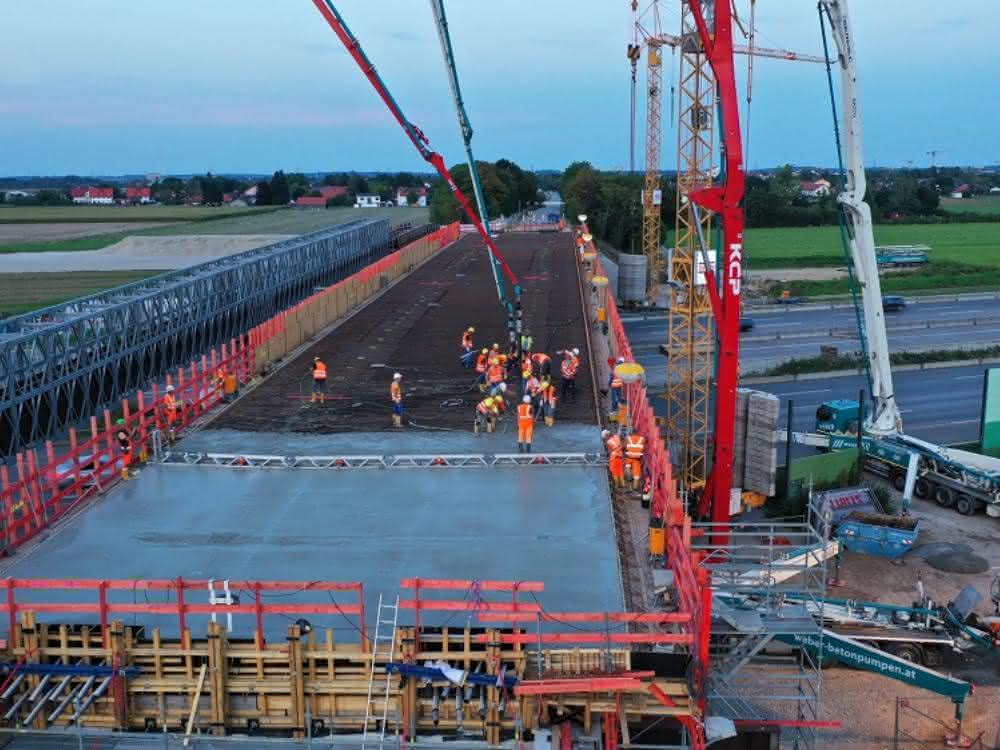 Brücke über die A 99: 1500 Kubikmeter Beton für Nachtbetonage