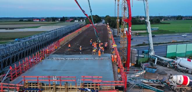 Brücke über die A 99: 1500 Kubikmeter Beton für Nachtbetonage