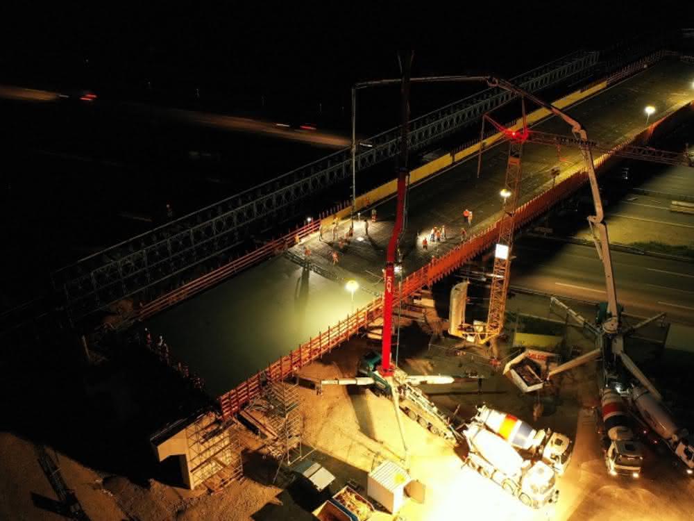 Brücke über die A 99: 1500 Kubikmeter Beton für Nachtbetonage