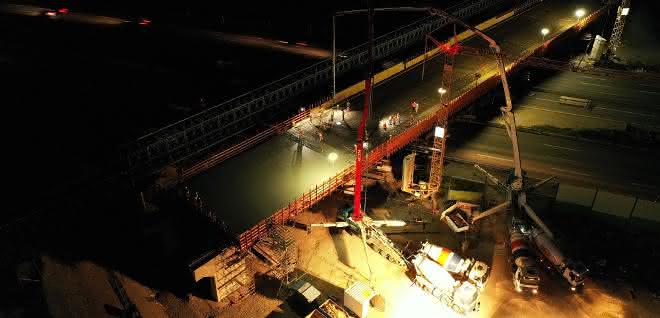 Brücke über die A 99: 1500 Kubikmeter Beton für Nachtbetonage