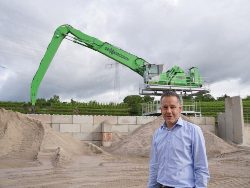 Schienenfahrwerk und Elektromotor: Umschlagbagger für Schrottumschlag und Hafenumschlag