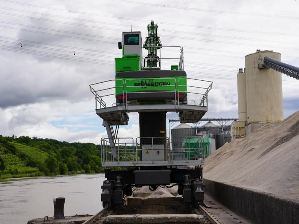 Schienenfahrwerk und Elektromotor: Umschlagbagger für Schrottumschlag und Hafenumschlag
