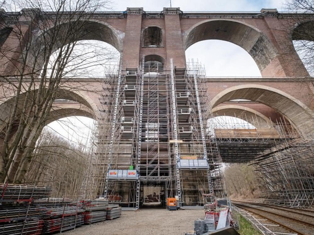 Transportbühnen: Geda-Power für Elstertalbrücke
