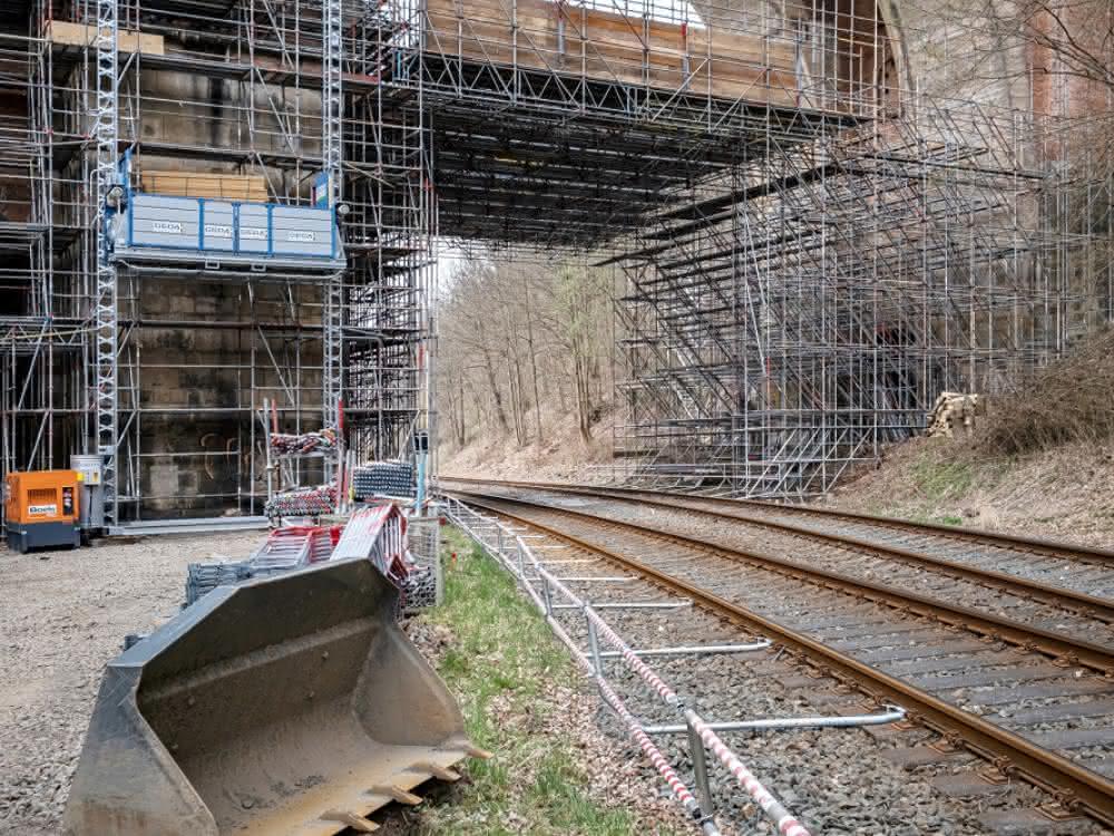 Transportbühnen: Geda-Power für Elstertalbrücke