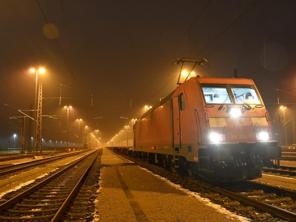 With the electric locomotive to JadeWeserPort: Free ride