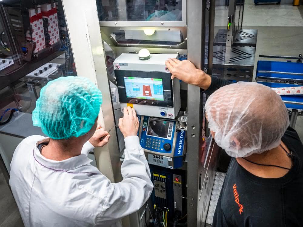 Packaging solution with integrated control system: Vetipak relies on robotics from Omron