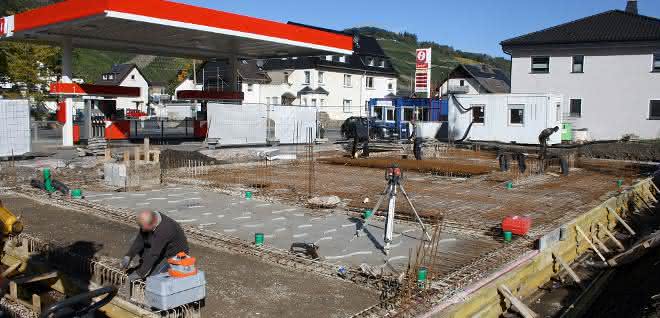 Wiederaufbau: Mauerwerk für Tankstelle an der Ahr ED-Tankstelle in Dernau