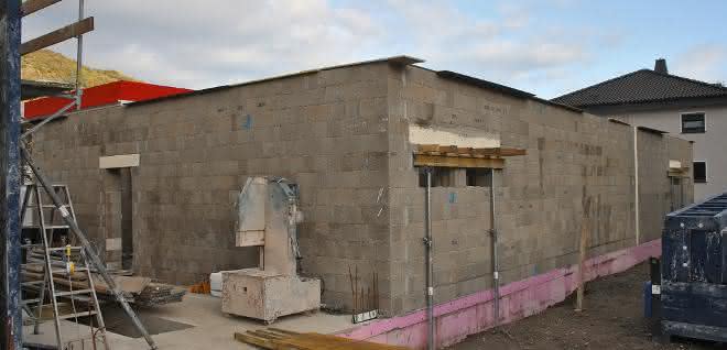 Wiederaufbau: Mauerwerk für Tankstelle an der Ahr Wiederaufbau: Mauerwerk für Tankstelle an der Ahr