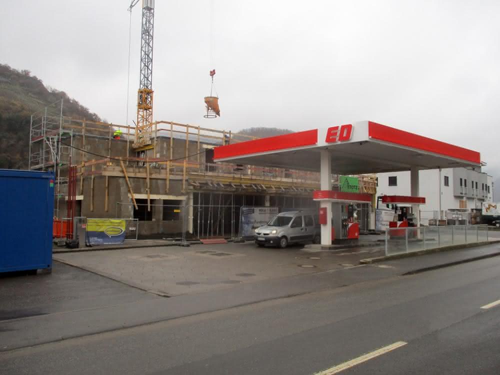 Wiederaufbau: Mauerwerk für Tankstelle an der Ahr