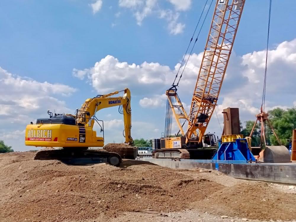 Bagger und Raupe: Intelligente Maschinentechnik im Zweierpack