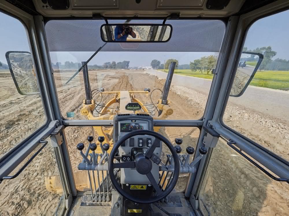 Motorgrader: Planier- und Feinplanierarbeiten