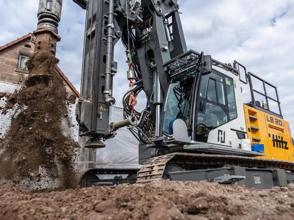In die Tiefe: Zwei Liebherr-Drehbohrgeräte für Hitz