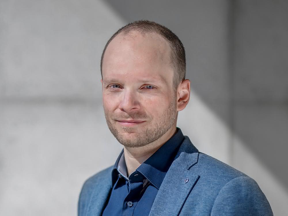 Dr. Alexander Pelzer