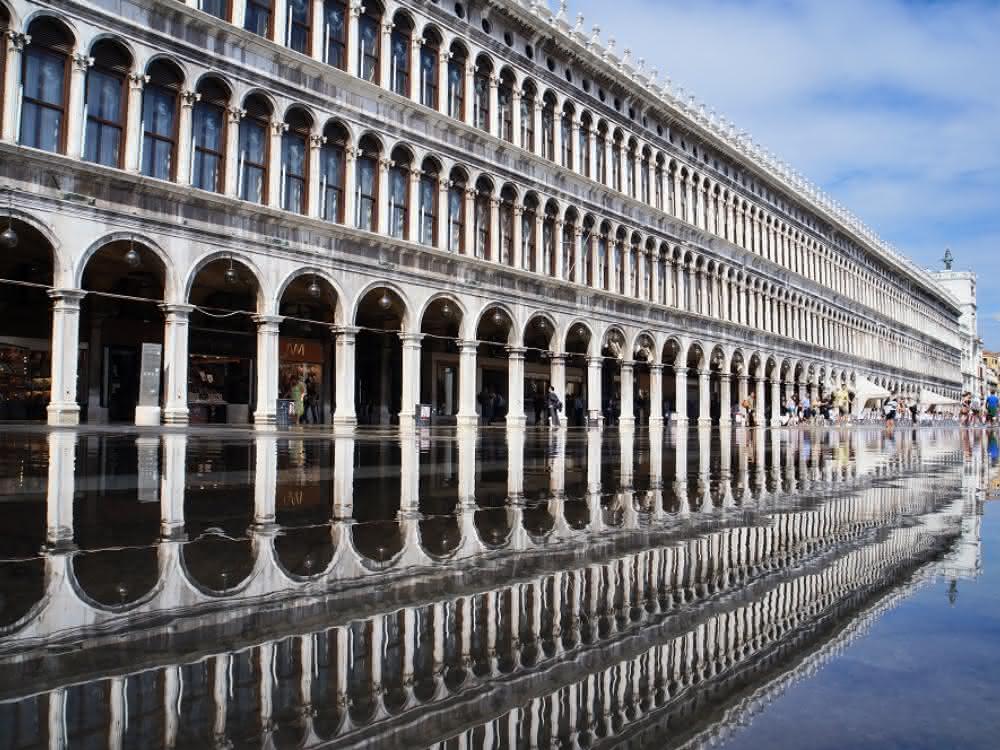 Befestigungslösungen: fischer Befestigungen sichern Prokuratien in Venedig