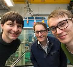 Bildgebung in der Röntgenfluoreszenzanalytik: Verfahren für Röntgenfarbaufnahmen Dr. Jakob Soltau, Prof. Dr. Tim Salditt und Paul Meyer im Labor.